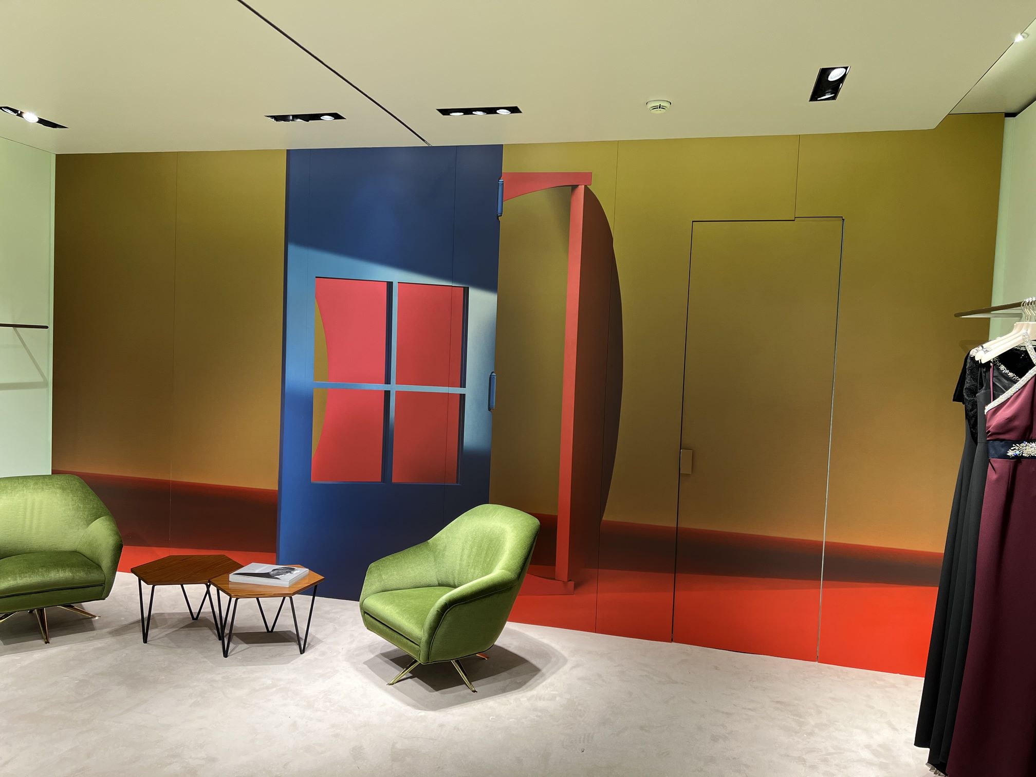 Window display allestito da Visual Design in una vetrina retail